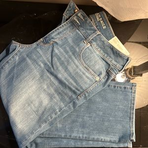 American Eagle Artist Crop Super Stretch Low Rise Size 14 Short